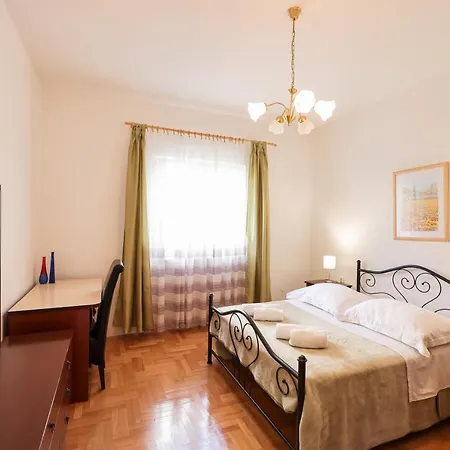 3 Bedroom For 5 People アパート ザダル