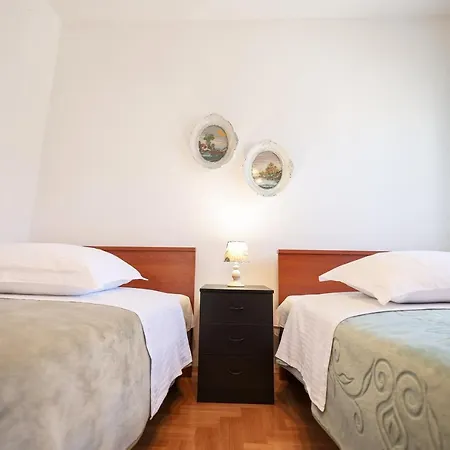 3 Bedroom For 5 People アパート